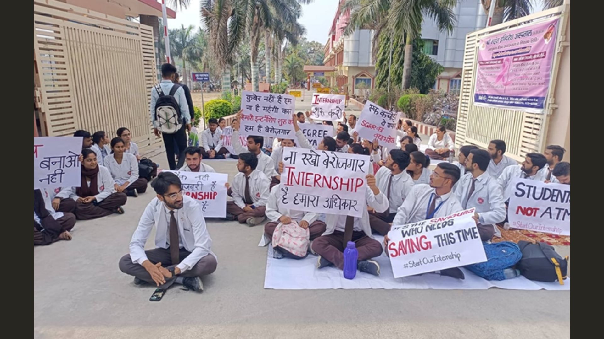 Dehradun Medical College Protest Against Fees Hike NewsClick